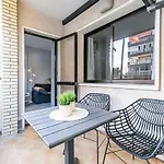 76-lovely Front In דירה